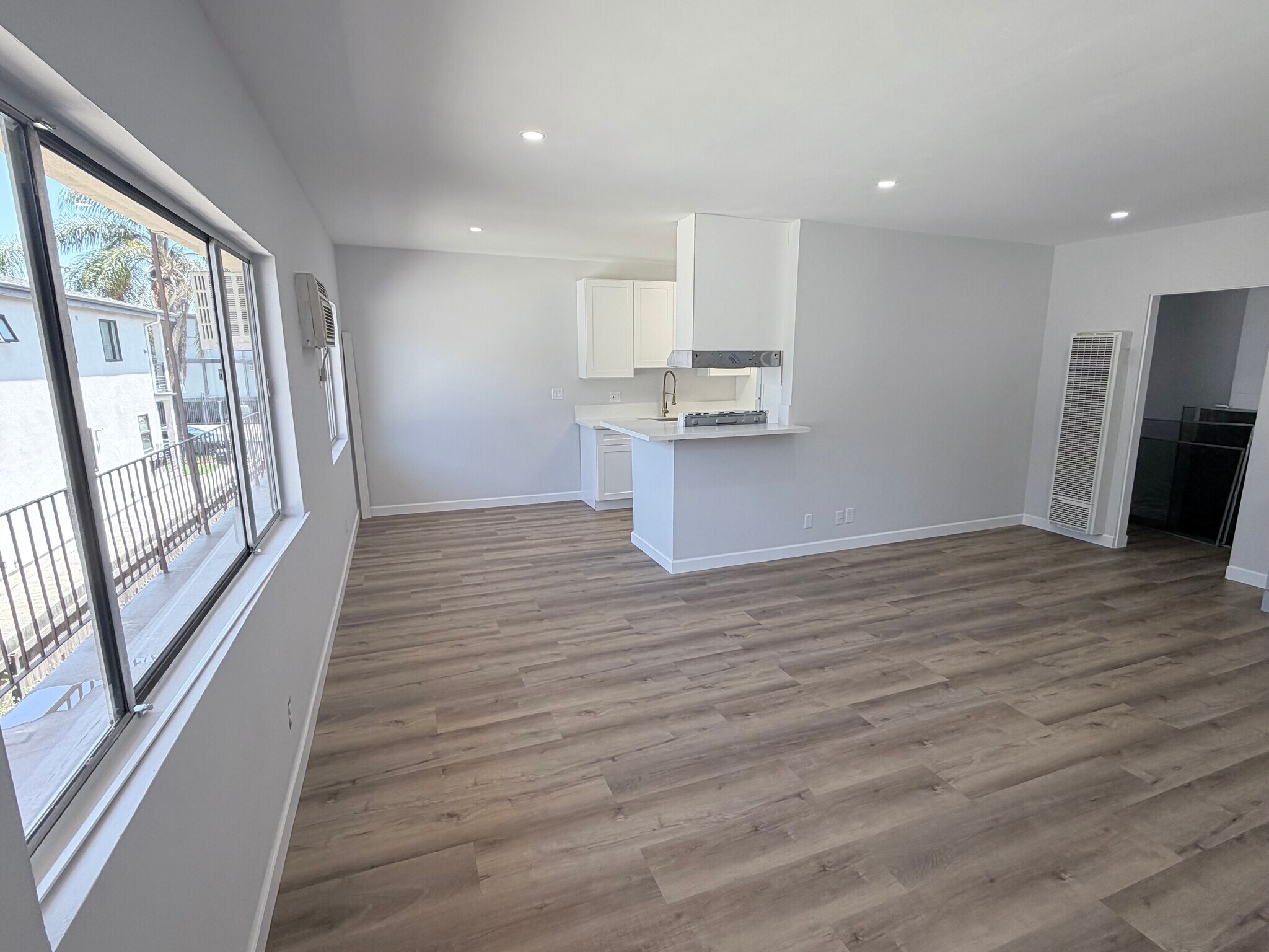 Building Photo - 1223 N Kingsley Dr