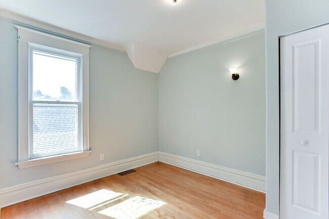 Building Photo - Renovated 3 Bedroom 2 bathroom house. Superb Master suite.