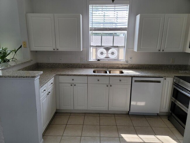 Building Photo - 265 Goldenrain Dr