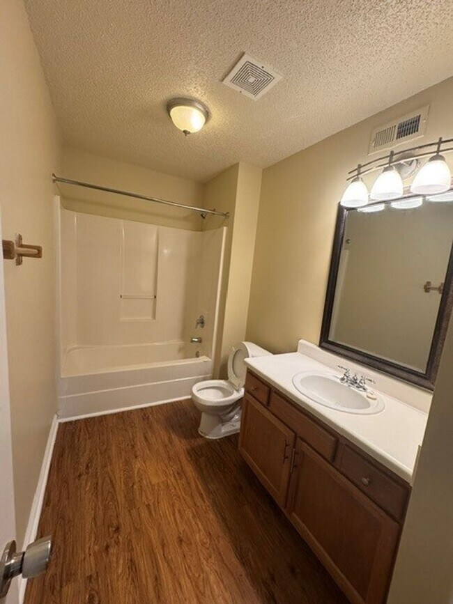 Building Photo - *** $200 OFF FIRST MONTH RENT ***