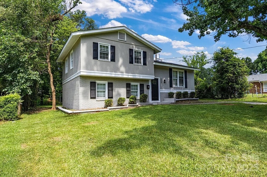 Building Photo - Room in House on Bilmark Ave