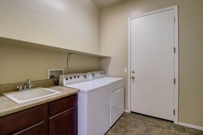 Building Photo - Granville Home for Rent!