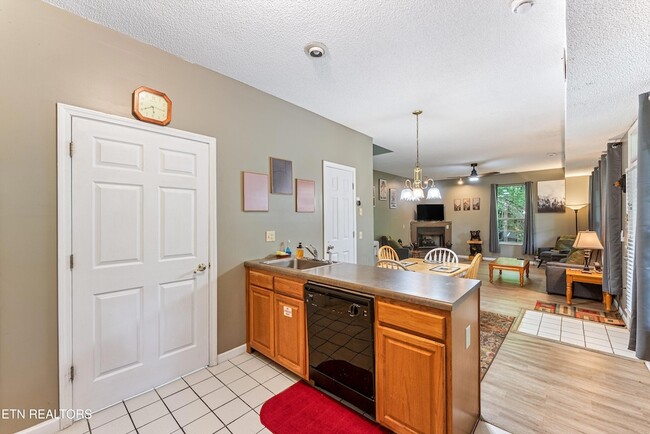 Building Photo - 1052 Twin Oaks Rd