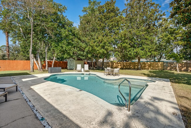 Building Photo - 114 Dana Pointe