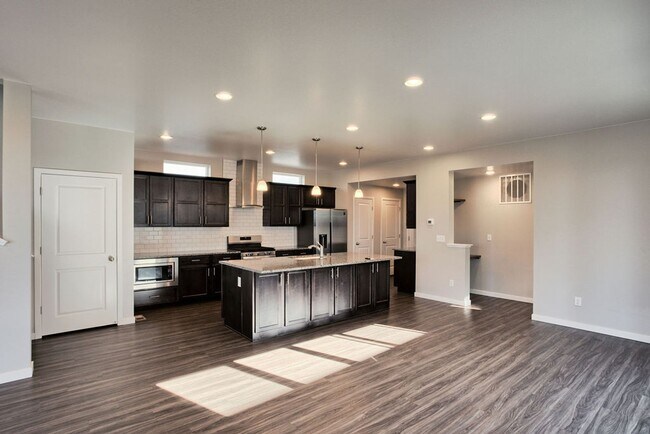 Building Photo - Beautiful 3 Bedroom Townhome in Mosaic