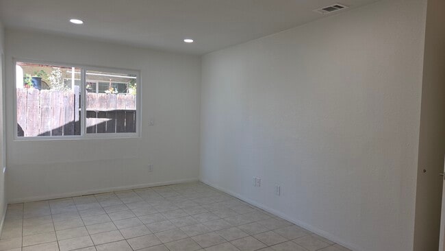 Building Photo - 892 Robin Dr