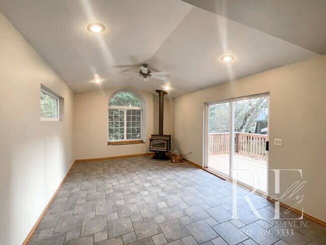 Building Photo - Stunning 3-Bedroom Home with Vaulted Ceilings, RV Parking & Fenced Yard!
