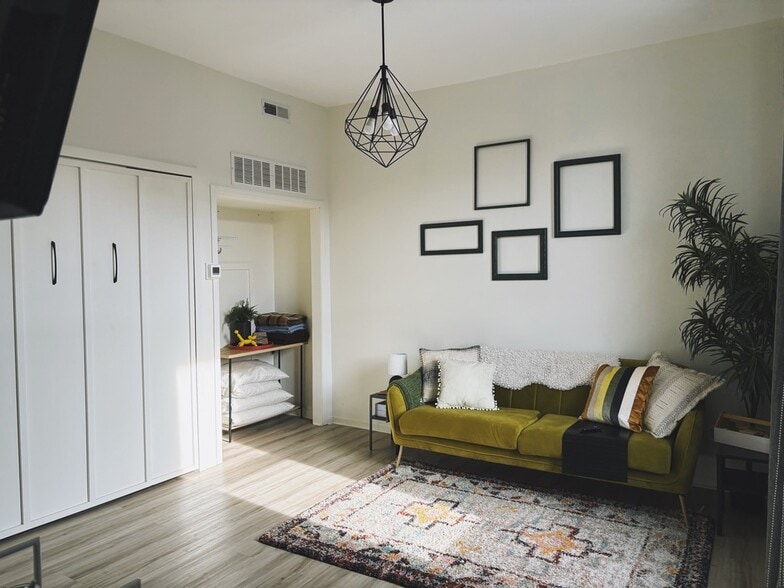 Building Photo - 100 State St N