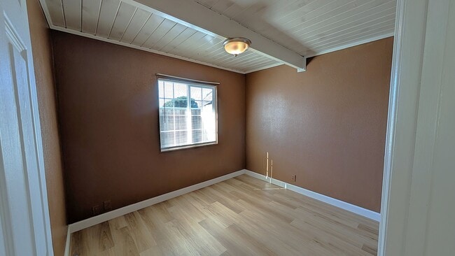 Building Photo - 4 Bed, 1.5 bath Home, freshly painted and ...