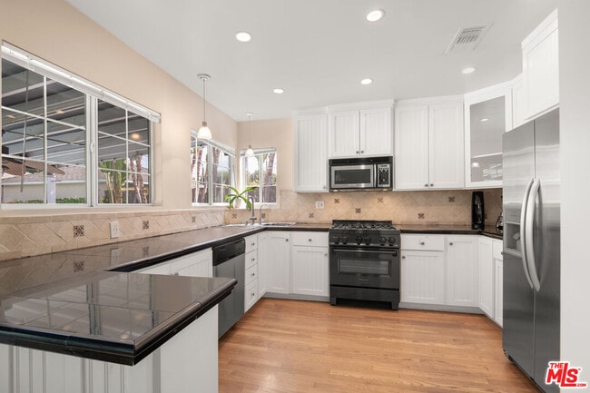 Building Photo - 6218 Balcom Ave