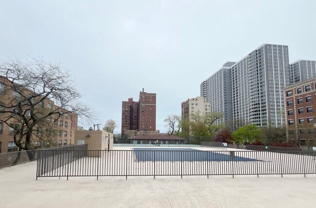 Building Photo - 4343 N Clarendon Ave