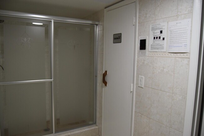 Building Photo - 1238 Hillsboro Mile