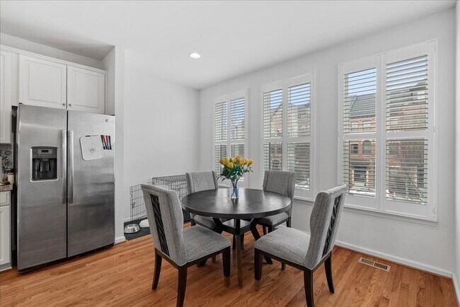 Building Photo - Stunning Luxury Townhome for Rent in Westmoore!