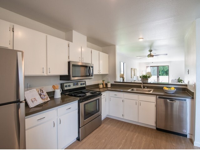 Building Photo - Oak Creek