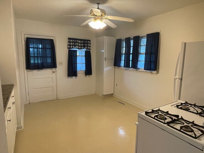 Building Photo - 156 E Cox St