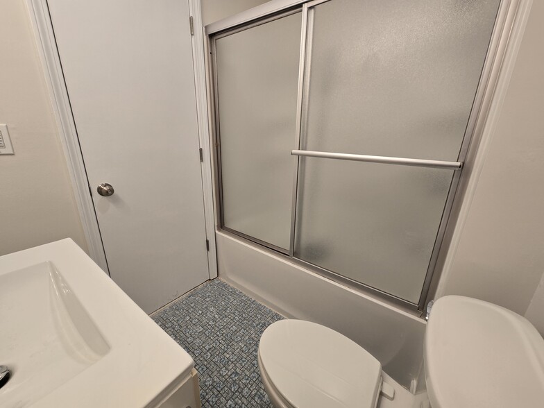 Main / Hallway Bathroom - 32 Monroe St