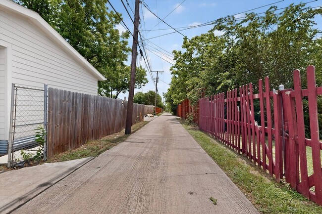 Building Photo - 1305 NW 14th St