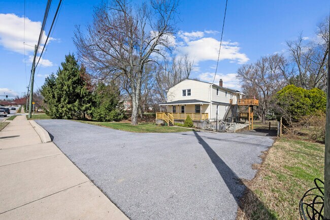 Building Photo - Dolly's