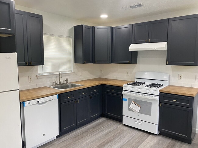 Building Photo - "Charming 3-Bed Oasis with 2 Full Baths in...