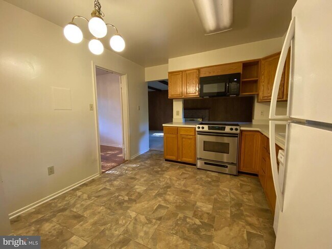 Building Photo - Elegant Living and Convenient Location Define This Home