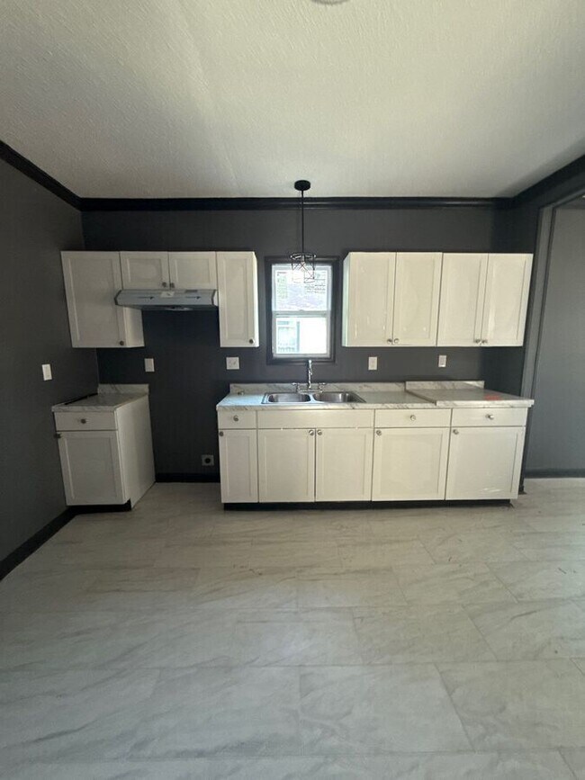 Building Photo - 2543 Pershing Ave