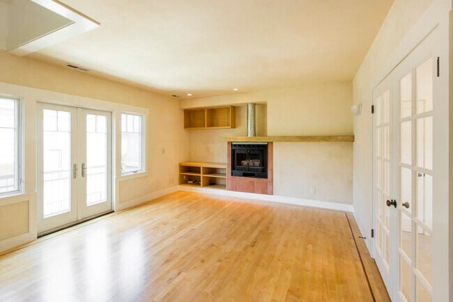 Primary Photo - Balcony & Gas Fireplace: Sunny Apartment i...