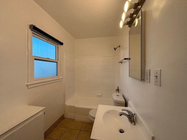 Building Photo - Glenoaks, 625-633 1/2