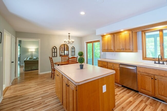 Building Photo - 5 Arrowood Ln