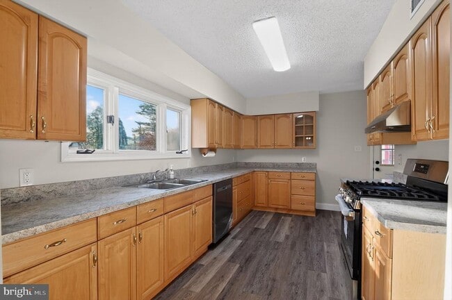 Building Photo - 32 Rosewood Rd