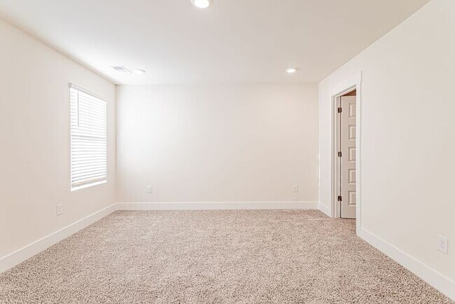 Building Photo - 3 Bedroom 2.5 Townhome Off of Butler Rd!