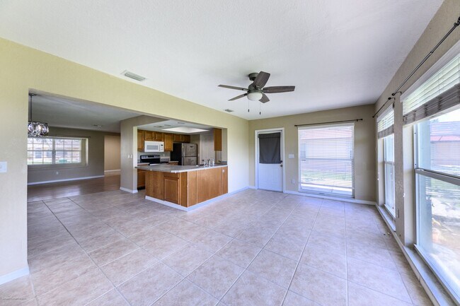 Building Photo - price drop!! PET FRIENDLY- WATERFRONT- SPACIOUS- CENTRAL LOCATION