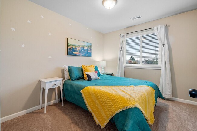 Building Photo - Central Tacoma home - 3 bedroom 2.5 bathroom with 2 Car garage and nice yard - Available May 2026.