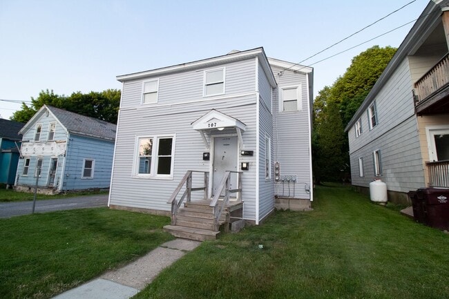 Building Photo - 207 Maple St