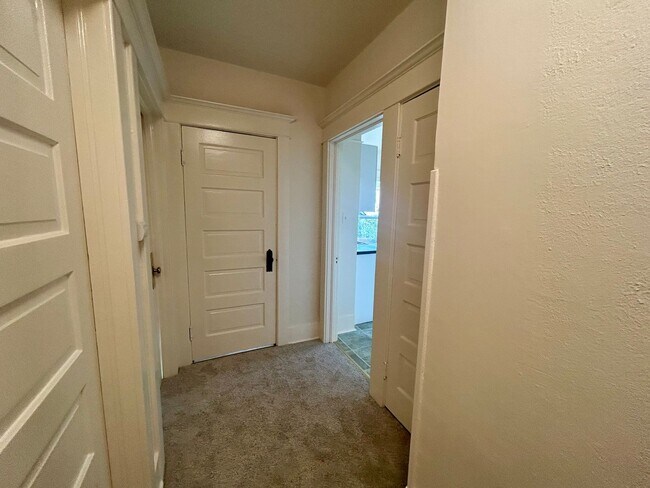 Building Photo - 1030