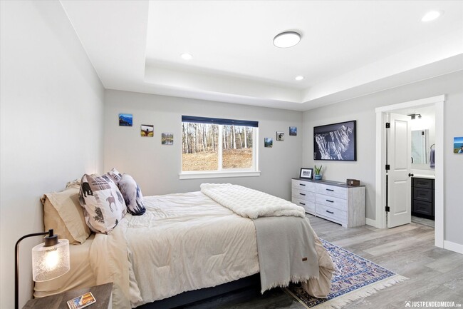 Building Photo - Aurora Heights Ranch