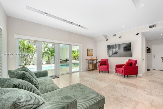 Building Photo - 472 Minola Dr