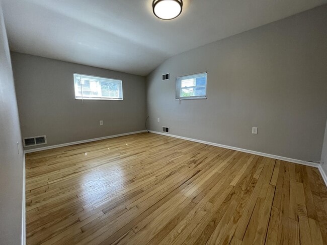 Building Photo - 304 Oneida St
