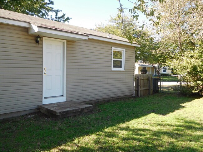 Building Photo - VINYL FLOORS, FENCED YARD 3 Bedroom Near 21st & Yale!