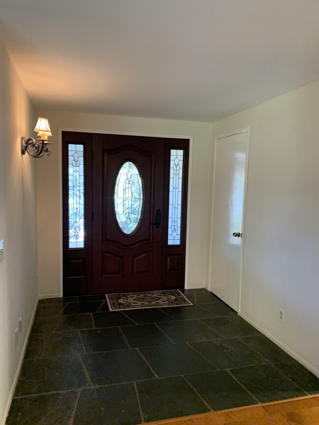 Entry Way - 5474 Berkeley Rd