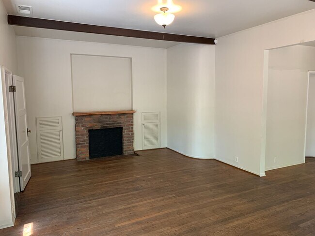 Building Photo - 3 Bedroom plus bonus room! Close to Enloe, CSUC and Downtown
