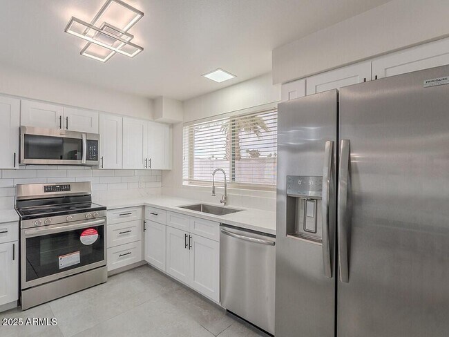 Building Photo - 5817 S Siesta Ln