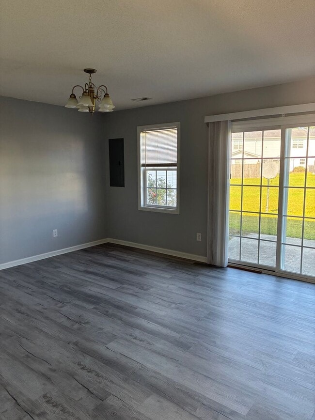 Building Photo - Delightful 2 bedroom 2.5 bath located in Hubert. Just a short drive to Camp Lejeune, area beaches...