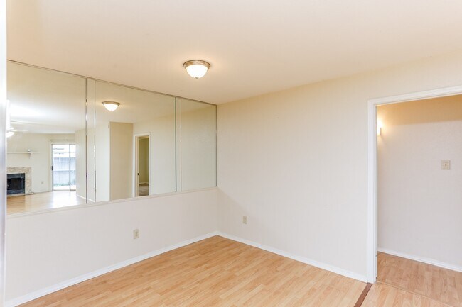 Building Photo - 9797 Leawood Blvd