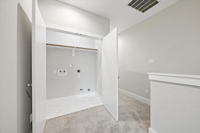 Building Photo - 8662 Easthaven Blvd