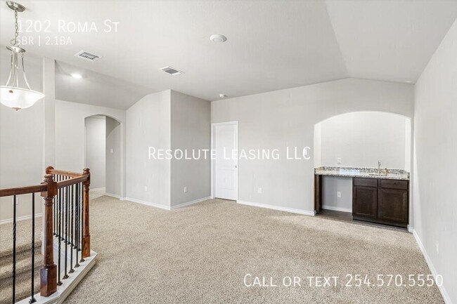 Building Photo - 1202 Roma St