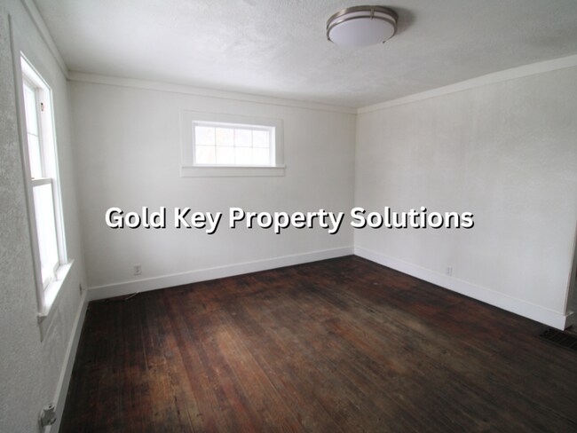 Building Photo - MOVE IN SPECIAL!! HALF OFF 1ST MONTH'S RENT!! 3 BR 1 BA House with New Appliances and Garage (SEC...