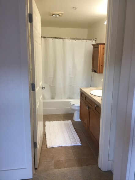 Full Bathroom w/ Linens - 123 Queen Anne Ave N