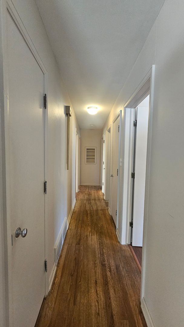Building Photo - Mid Century 3 Bedroom