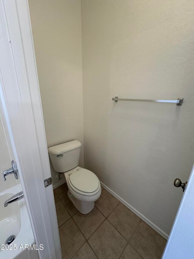 Building Photo - 1015 S Val Vista Dr