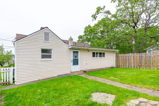 Building Photo - Charming 3-Bedroom Home Near Downtown Oak Harbor –Pet Friendly home.